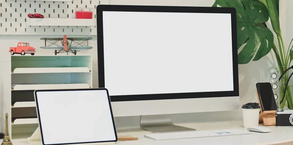 Ordenador de escritorio y tableta de pantalla en blanco en una cómoda placa de trabajo —  Fotos de Stock