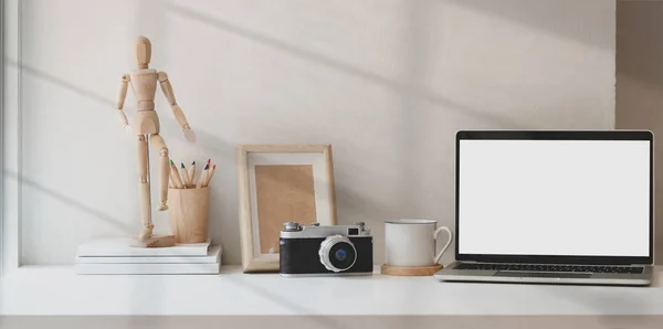 Fotógrafo estudio creativo con ordenador portátil de pantalla en blanco y oficina —  Fotos de Stock