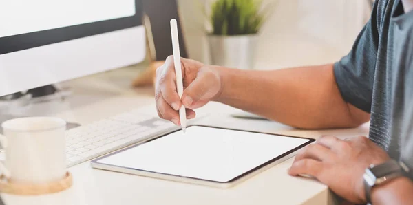 Vista de cerca del hombre joven usando tableta en el lugar de trabajo —  Fotos de Stock