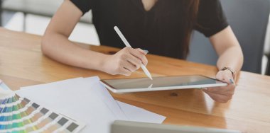 Kadın grafik tasarımcı çalışma yakın çekim görünümü 