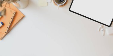 Kopyalama alanı ve boş ekran dizüstü bilgisayar ile minimum işyeri 