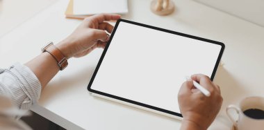 En az ofiste boş ekran tablet kullanan adamın üst görünümü 