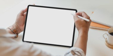 Modern boş ekran tablet kullanarak adam Kırpılmış görünümü 