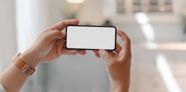 Yatay boş ekran akıllı telefon tutan adamın yakın çekim görünümü