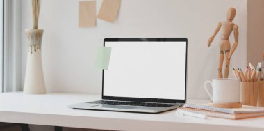 Yapışkan not notu ve ofis sağlanan boş ekran dizüstü bilgisayar açık