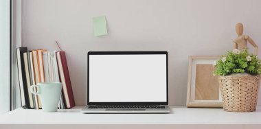 Boş ekran dizüstü bilgisayarile minimum işyeri