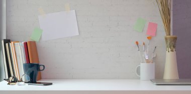 Kopya alanı ve boyama araçları ile Yaratıcı sanatçı stüdyosu 