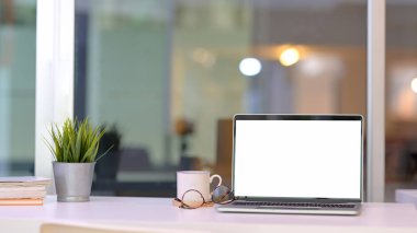 Modern ev-ofis boş ekran dizüstü bilgisayar