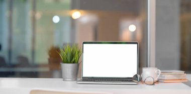 Açık boş ekran dizüstü bilgisayar ile trendy ev-ofis 