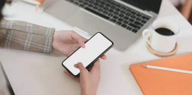 İş kadını akıllı telefonda yeni sorunlar arıyor 