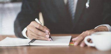 Projesi için fikrini yazan işadamının yakın çekim görünümü