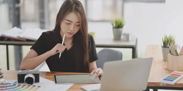 Hermosa joven diseñadora trabajando en su proyecto —  Fotos de Stock