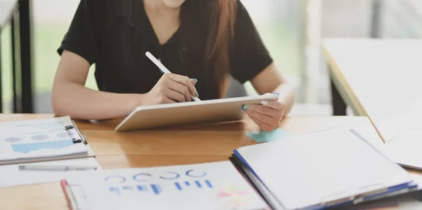 Hermosa joven empresaria trabajando en su proyecto —  Fotos de Stock