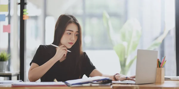 Hermosa joven diseñadora trabajando en su proyecto —  Fotos de Stock