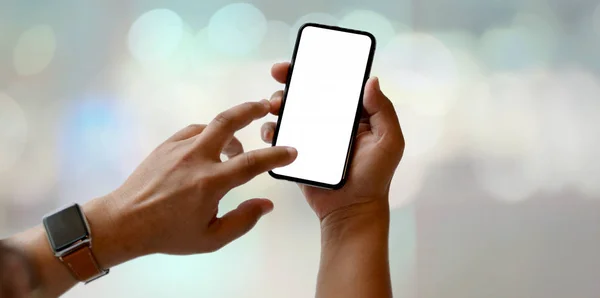 Närbild av man håller blank skärm smartphone — Stockfoto