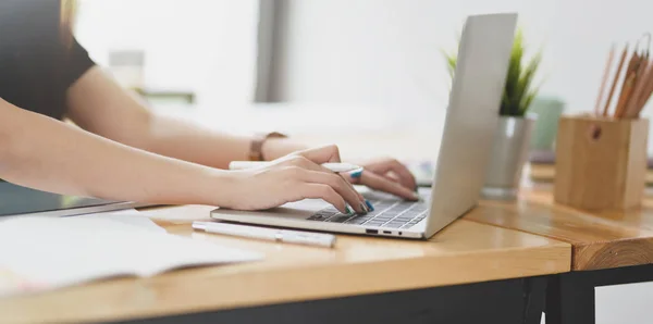 Vista recortada do designer gráfico feminino trabalhando com laptop — Fotografia de Stock