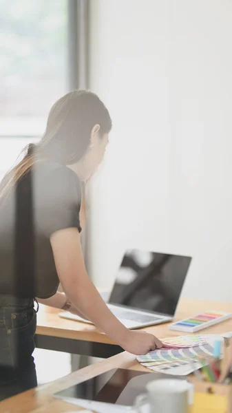 Vista recortada de la diseñadora gráfica femenina trabajando en su proyecto —  Fotos de Stock