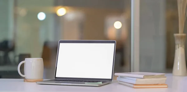 Computador portátil em branco aberto da tela no repouso-escritório moderno — Fotografia de Stock
