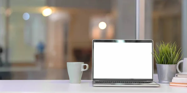 Moderna oficina en casa con computadora portátil de pantalla en blanco abierta — Foto de Stock