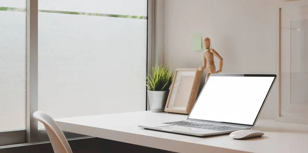 Cómodo lugar de trabajo con ordenador portátil de pantalla en blanco abierto — Foto de Stock