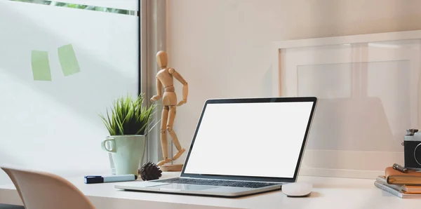 Open blank screen laptop with sticky note — Stock Photo, Image