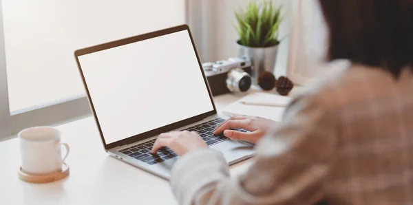 Jovem empresária digitando em computador portátil de tela em branco — Fotografia de Stock