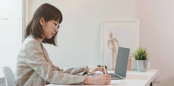 Motivada mujer de negocios asiática planeando su proyecto —  Fotos de Stock