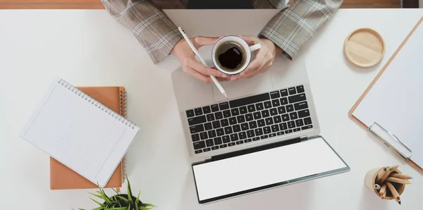 Von oben: Geschäftsfrau hält eine Tasse Kaffee in der Hand — Stockfoto