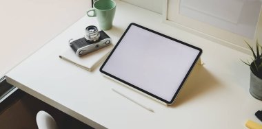 Boş ekran tablet ile trendy fotoğrafçı işyeri 