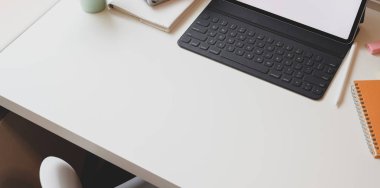 Boş ekran tablet ve kopyalama alanı ile minimum işyeri