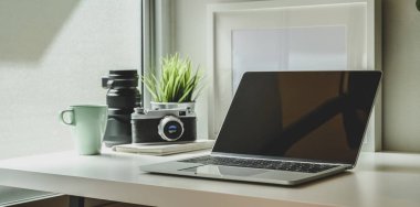 Dizüstü bilgisayar ile minimal fotoğrafçı işyeri