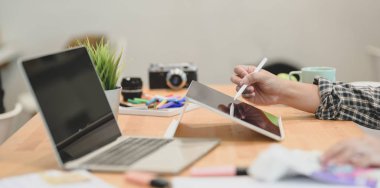 Grafik tasarımcı tablet üzerine onun fikir kavramları yazma 