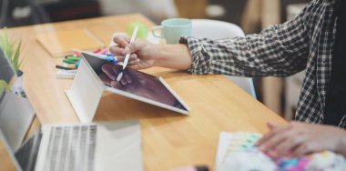 Grafik tasarımcı tablet üzerine onun fikir kavramları yazma 