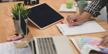 Kağıt üzerinde grafik tasarımcı çizimi