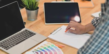 Kağıt üzerinde çizim genç grafik tasarımcı kırpılmış görünümü