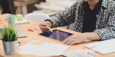 projesini tablette planlayan tasarımcı