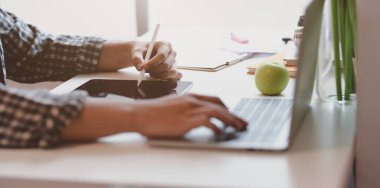 Projesi üzerinde çalışan erkek tasarımcının yakın çekim görünümü 