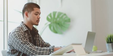 Projesi üzerinde çalışan profesyonel erkek tasarımcı 