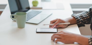 Genç erkek serbest boş ekran akıllı telefon bakıyor
