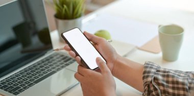 Boş ekran akıllı telefon tutan genç adam