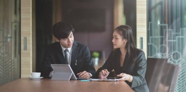 Fikirlerini alışverişi için motive olmuş iş ortağı 