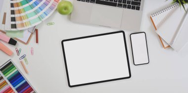 Modern designe boş ekran akıllı telefon ve tablet üst görünümü