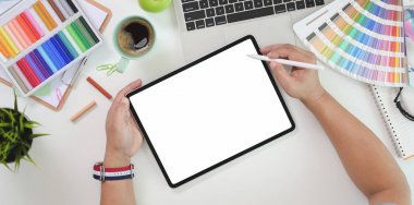 Boş ekran tablet üzerinde erkek grafik tasarımcı çizim üst görünümü