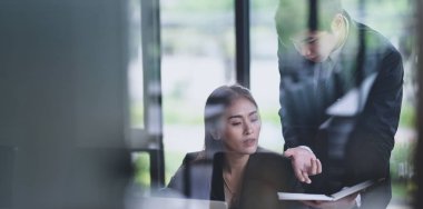 Genç işadamı fikrini kadın iş arkadaşına açıklıyor