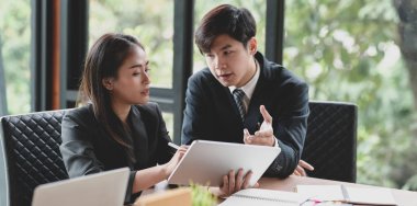 Fikir kavramlarını değiş tokuş tanındıran genç tutkulu iş grubu 