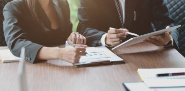 Projeyi birlikte tartışan genç iş ortağı 