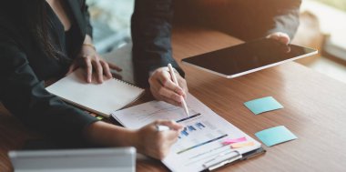 Genç iş ortağı grafikler ve gr ile proje açıklayan