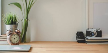 Dizüstü bilgisayar ve kopyalama alanı ile minimal fotoğrafçı işyeri