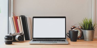 Minimal fotoğrafçının işyerinde dizüstü bilgisayar