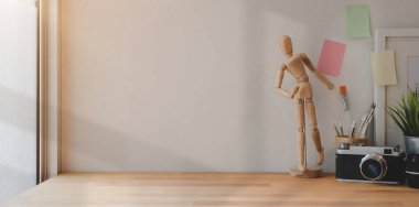 Kamera, boyama fırçası ve kopyalama alanı ile minimal tasarımcı işyeri 